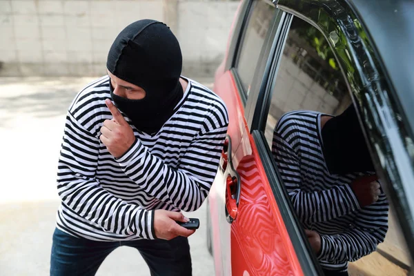 Злодій намагається врізатися в машину з ключем (крадіжка концепції ) — стокове фото