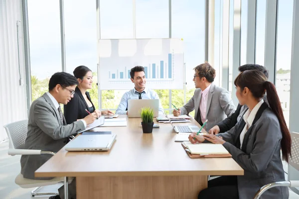 Kaukasiska affärsman visar framgång Business Profit Graph från White Board i möte med Smile och Happy Face — Stockfoto