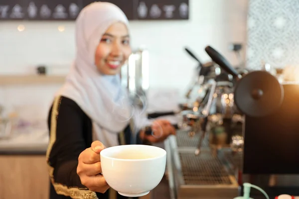 Junge muslimische Barista Mädchen Hände zeigt eine Tasse Kaffee — Stockfoto