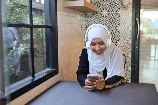 年轻的穆斯林妇女通过手机购物和网上支付 — 图库照片