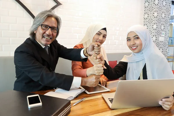 Hombre de negocios y mujer de negocios musulmán reunión y apilamiento de manos (socio o concepto de negocio de éxito ) — Foto de Stock