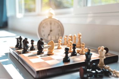 zaman saati ile satranç tahtası