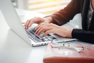 bilgisayar kullanarak gözlük ile iş kadını elleri 