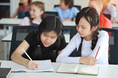 sınıfta çizim iki okul çocukları (eğitim kavramı) 