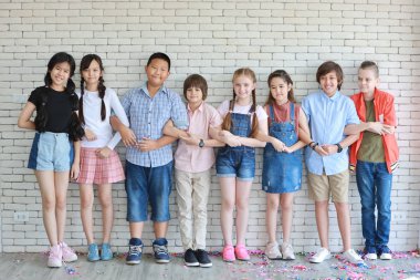 çok ırklı okul çocukları grup sınıfta doğrultusunda birlikte eller