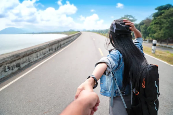 Um casal jovem asiático viajante segurando mão com mochila enquanto viaja de férias — Fotografia de Stock