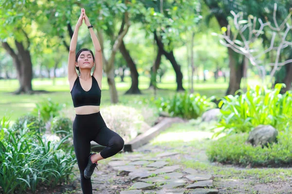 Ung frisk och sportig kvinna gör yoga stretching utomhus — Stockfoto