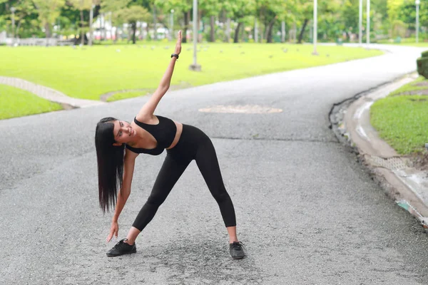 Jeune femme saine et sportive faire du yoga étirement extérieur — Photo