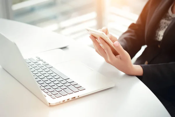 Primer plano manos de mujer de negocios utilizando el teléfono inteligente y la pantalla táctil —  Fotos de Stock