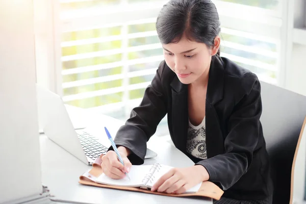 Pisanie businesswoman na notebooku z laptopem — Zdjęcie stockowe