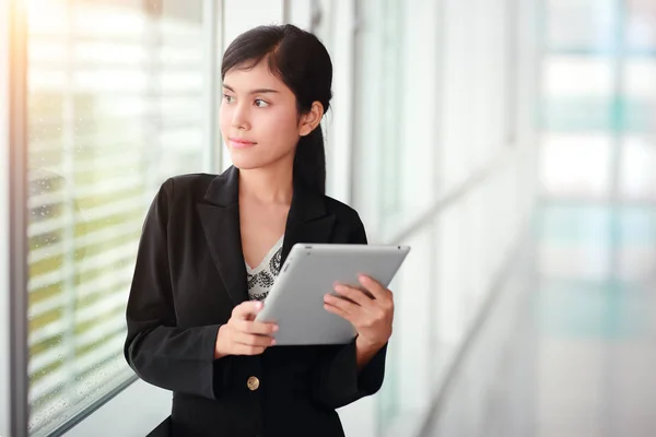 Piękny portret businesswoman za pomocą tabletu (ten obraz dla biznesu i technologii koncepcji tła) — Zdjęcie stockowe