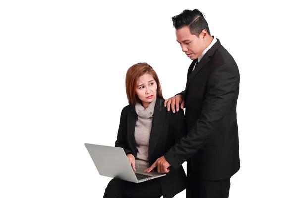 Boss eller chef ofredande kvinnlig anställd eller kollega på jobbet isolerad och vit bakgrund (sexuella trakasserier Concept) — Stockfoto