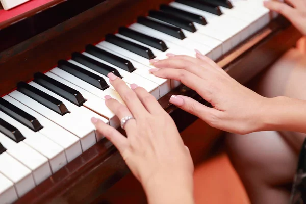 Bliska kobieta ręce gra na fortepianie w Boże Narodzenie party — Zdjęcie stockowe