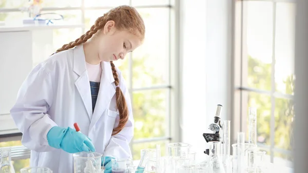 Περίεργος παιδί κορίτσι πειραματίζεται επιστήμη με την προσοχή πρόσωπο σε πολύχρωμο δοκιμαστικό σωλήνα — Φωτογραφία Αρχείου