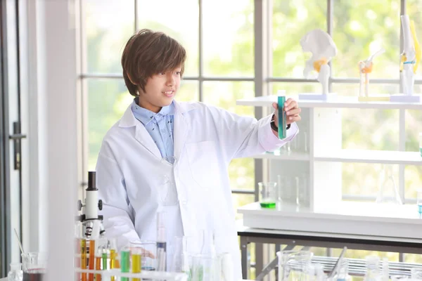 Niño feliz haciendo experimentos científicos con tubo de ensayo (educ —  Fotos de Stock