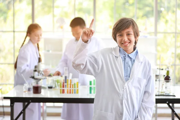 Niño feliz haciendo experimentos científicos y confiado. señaló algo con otro fondo borroso de los niños (concepto de educación y científico ) — Foto de Stock