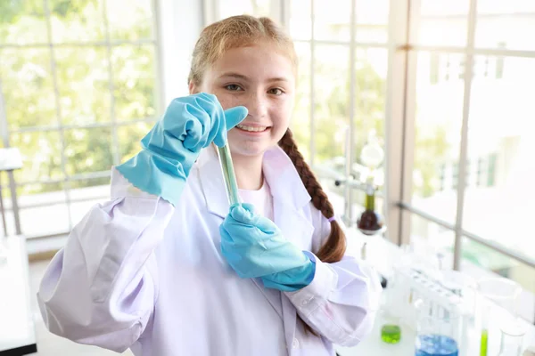 Szczęśliwy dziewczynka podejmowania eksperymentów naukowych z probówki (edukacja i naukowiec koncepcji) — Zdjęcie stockowe