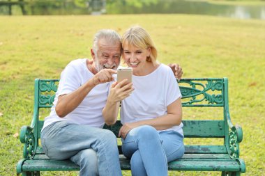 yaşlı çift akıllı telefondan görüntülü arama kullanarak dijital bağımlılık sosyal dönem vardır 
