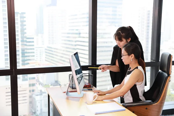 Portrait of asian senior businesswoman teaching new generation businesswoman by teaching how to work on computer with attention face — Zdjęcie stockowe