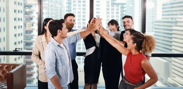 Närbild av multietniska affärsfolk stapling händer tillsammans innebörden av teamwork Concept — Stockfoto