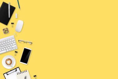 dizüstü bilgisayar, ofis malzemeleri, kahve fincanı ve kaktüs ile çalışma alanı iş sarı masa