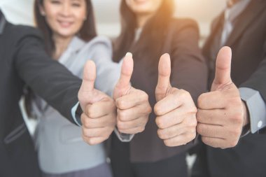 arka plan (takım çalışması ve ortaklık kavramı) kullanarak toplantı sırasında tamamlanan proje den sonra başparmak vazgeçen iş adamları)