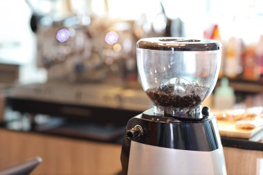 kahve dükkanında barista için kahve makinesi makinesi