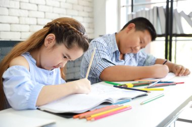 sınıfta çizim iki okul çocukları (eğitim kavramı) 