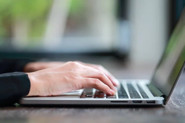 Mänsklig hand bild användande och maskinskrivning computern — Stockfoto