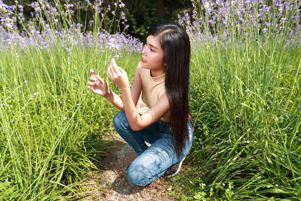 Ritratto di bella donna che si diverte e si gode tra i fiori Naga-crestato campo in natura — Foto Stock