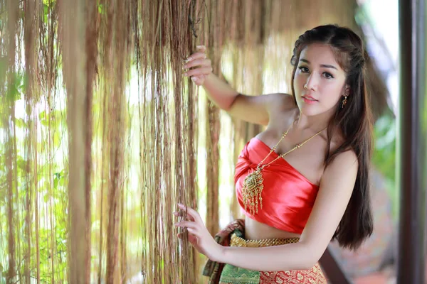 Doğa açık ayakta Tay geleneksel kostüm giyen genç moda asyalı kız — Stok fotoğraf