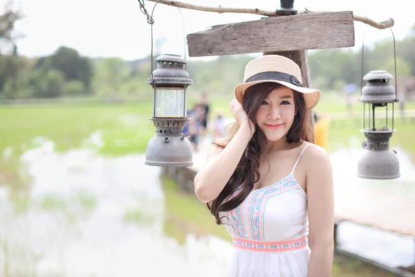 Mladá roztomilá módní dívka s kloboukem a s krásným úsměvem — Stock fotografie