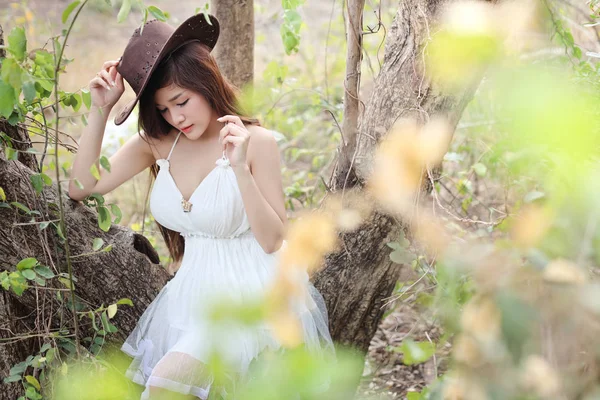 Portrait de jeune et belle femme avec chapeau — Photo