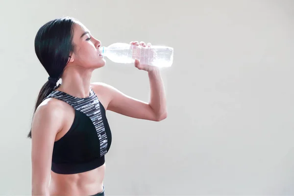 젊은 건강하고 스포티 한 여자 체육관에서 물을 마시는 — 스톡 사진