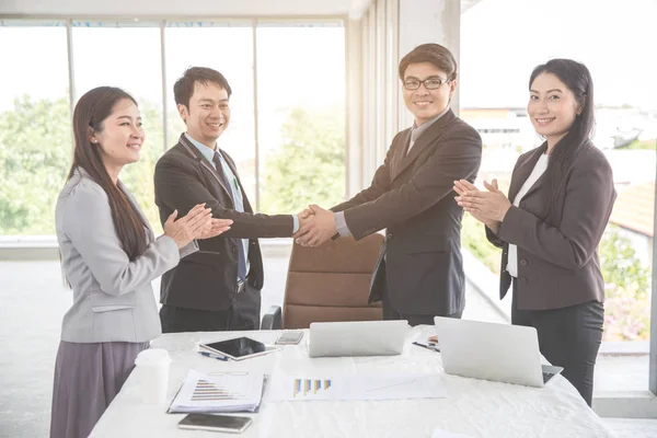 Affärsfolk skakar hand efter avslutade projekt under mötet med som bakgrund (koncept för teamwork och partnerskap) — Stockfoto