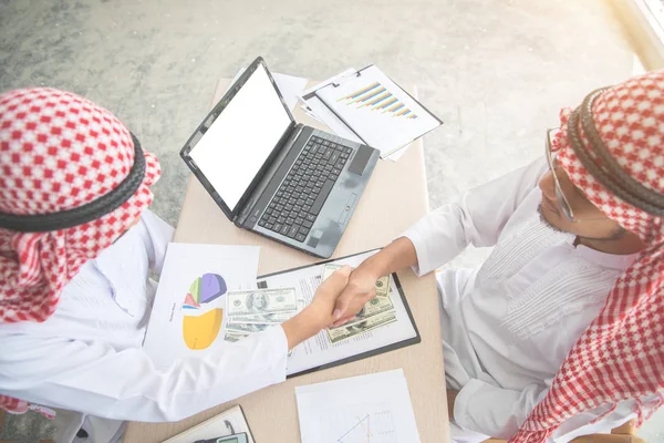 Arab Saudi affärsman skakar hand för framgångsrik affär med som affärsbakgrund (begreppet framgångsrik och prestation) — Stockfoto