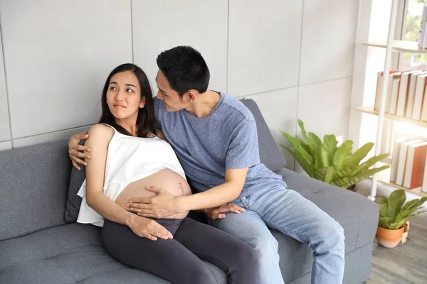 Junger Ehemann tröstet und umarmt junge Schwangere — Stockfoto