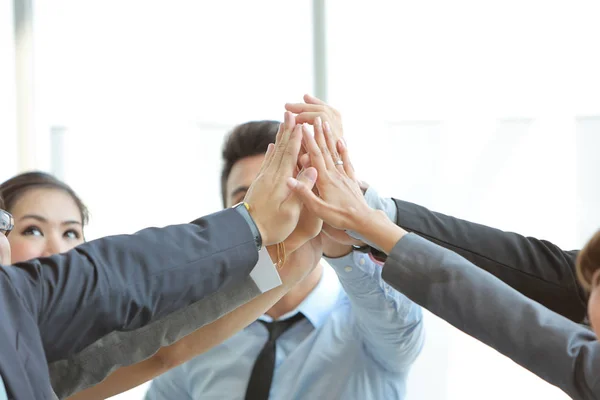 Framgång Business Deal med stapling händer affärsfolk (teamwork eller partnerskap koncept) — Stockfoto