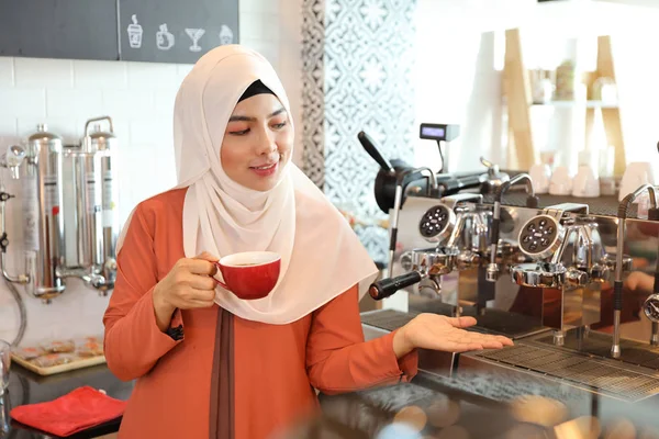 Giovane ragazza musulmana barista fare il caffè e mostrando business di successo — Foto Stock