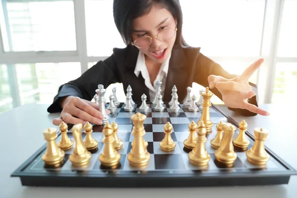 Empresária jogando xadrez ideia de jogo de tabuleiro de estratégia de gestão e conceito de liderança — Fotografia de Stock