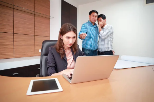 ofiste erkek meslektaşı tarafından dedikodu olmak iş kadını (söylenti ve dedikodu kavramı