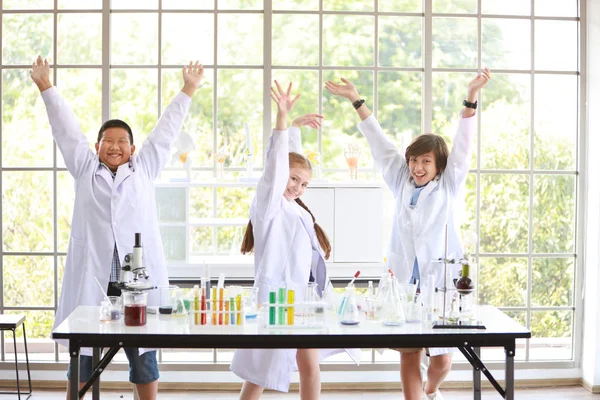 Victoria posteando símbolo de niños felices haciendo experimentos científicos. (educación de éxito o concepto científico) —  Fotos de Stock