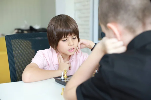 Slimme jongens spelen Schaken in de klas op de internationale school — Stockfoto