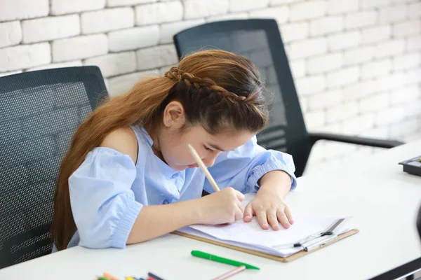 Escola inteligente menina desenho em sala de aula (conceito de educação ) — Fotografia de Stock