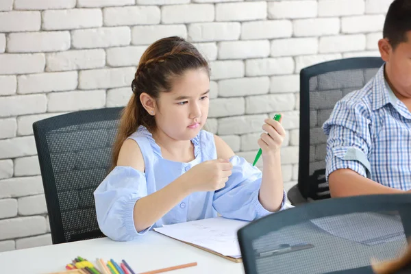 Dos escolares dibujando en clase (concepto educativo ) —  Fotos de Stock