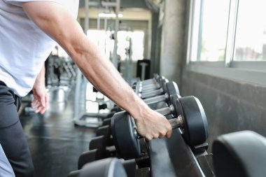 yakın yakışıklı kafkas adam el fitness bir dambıl kaldırma 