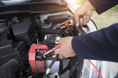 Mekanik el şarj araba elektrik yalak jumper kabloları ile