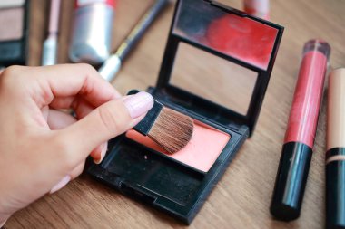 genç kadınlar kendi makyaj fırçaları ve araçları seti yapıyor