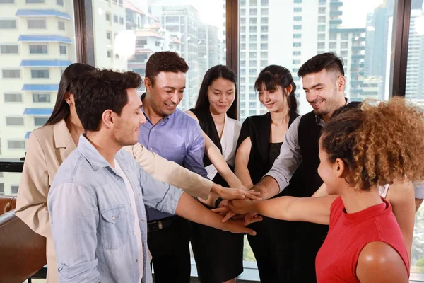 Primer plano de la gente de negocios multiétnicos apilando manos juntas significado del concepto de trabajo en equipo — Foto de Stock