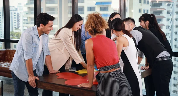 Reunión de personas de negocios multiétnicos que se entremezclan en negocios modernos con el fondo de vista de la ciudad — Foto de Stock